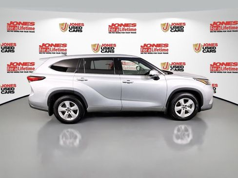 Used 2022 Toyota Highlander LE AWD/4WD image 16