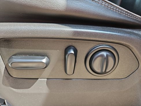 Used 2019 Chevrolet Silverado 1500 High Country w/ Safety Package II AWD/4WD image 8