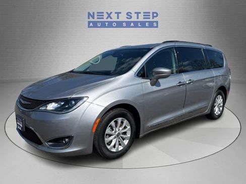 Used 2017 Chrysler Pacifica Touring-L FWD image 3