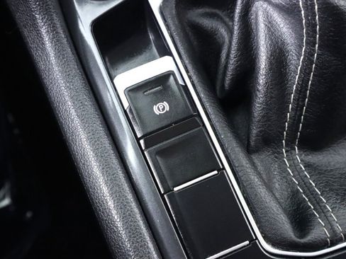 Used 2022 Volkswagen Tiguan SE image 26