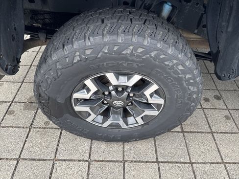 Used 2017 Toyota Tacoma TRD Off-Road w/ Premium & Technology Package AWD/4WD image 11