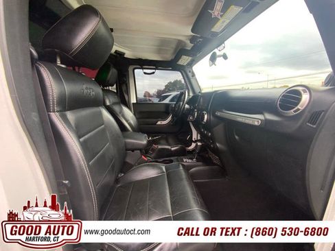 Used 2012 Jeep Wrangler Unlimited Sahara w/ Connectivity Group AWD/4WD image 13