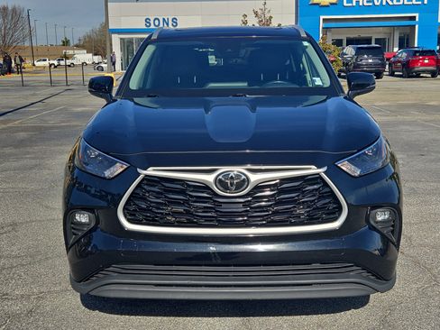 Used 2022 Toyota Highlander XLE image 3