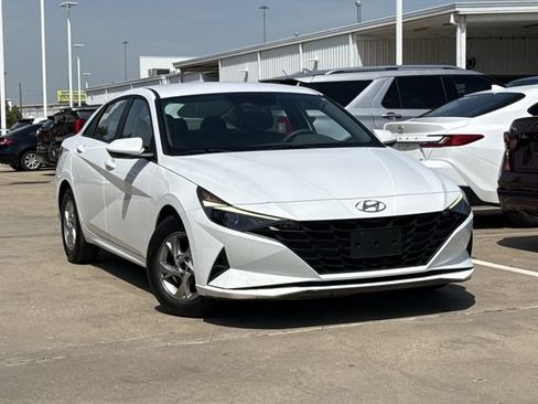 Used 2021 Hyundai Elantra SE FWD image 2