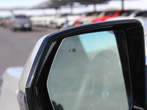 Used 2023 GMC Yukon SLT w/ SLT Luxury Package image 16