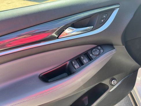 Used 2020 Buick Enclave Essence image 11