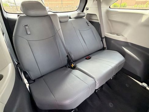 Used 2024 Toyota Sienna XLE FWD image 11