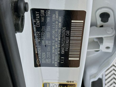 Used 2025 Hyundai Venue SEL FWD image 12