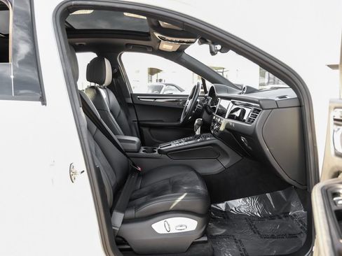 Used 2020 Porsche Macan Base image 38