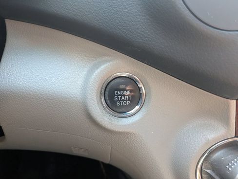 Used 2012 Toyota Highlander Limited w/ Tow Pkg FWD image 18