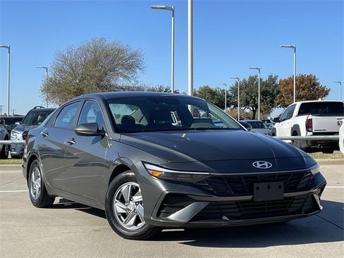 Used 2024 Hyundai Elantra SE image 2