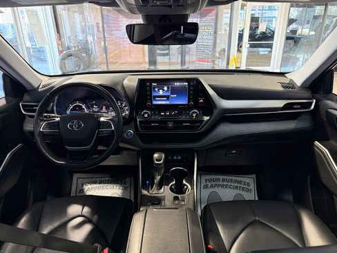 Used 2022 Toyota Highlander XLE AWD/4WD image 27