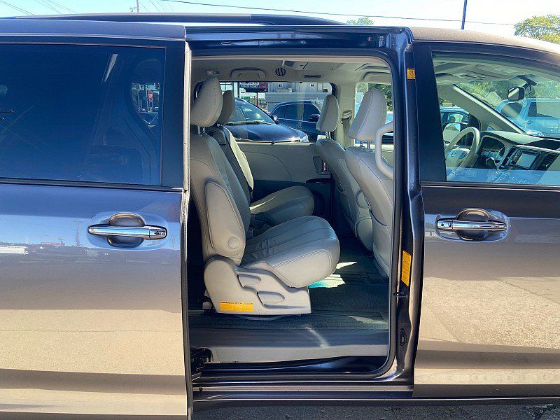 Used 2012 Toyota Sienna XLE w/ Entertainment Pkg FWD image 29