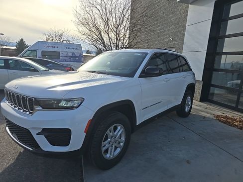 Used 2024 Jeep Grand Cherokee Laredo image 3