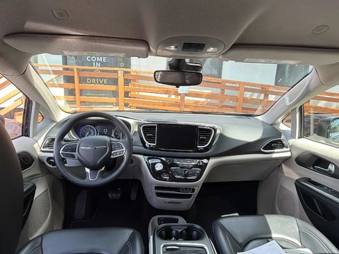 Used 2023 Chrysler Pacifica Touring-L FWD image 8