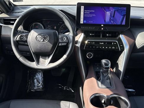 Used 2023 Toyota Venza XLE AWD/4WD image 3