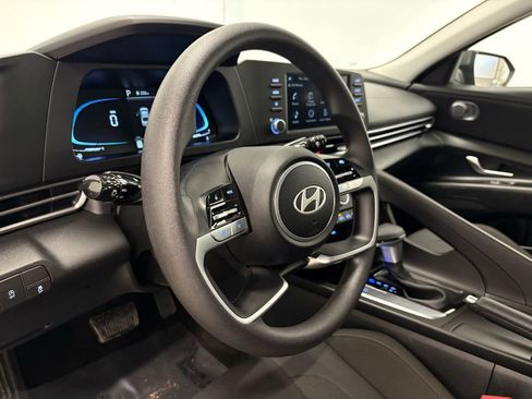 Used 2025 Hyundai Elantra SE image 25