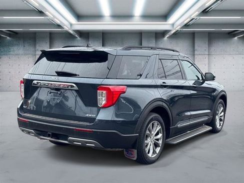 Used 2022 Ford Explorer XLT w/ Equipment Group 202A image 4