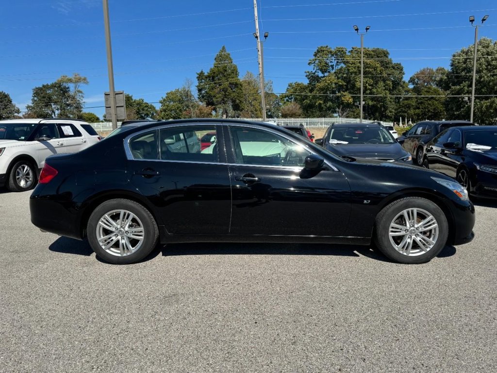 Used 2015 INFINITI Q40 AWD w/ Moonroof Package image 2