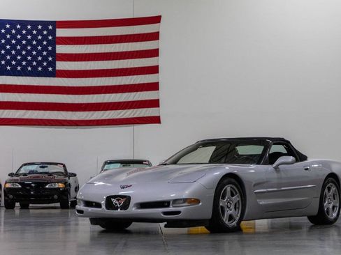 Used 1999 Chevrolet Corvette Convertible w/ Memory Pkg RWD image 17