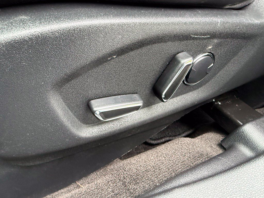 Used 2017 Ford Explorer XLT w/ Equipment Group 202A AWD/4WD image 15