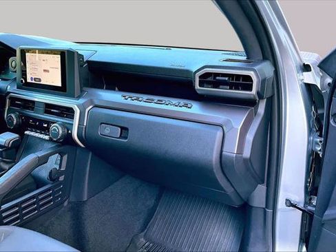 Certified 2025 Toyota Tacoma SR5 AWD/4WD image 19