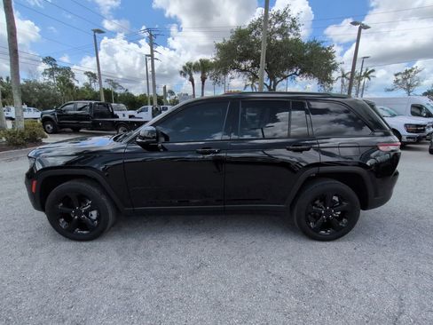 Used 2023 Jeep Grand Cherokee Limited w/ Black Appearance Package AWD/4WD image 8