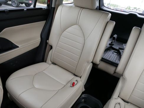 Used 2024 Toyota Highlander XLE AWD/4WD image 12