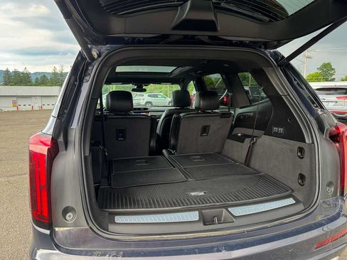 Used 2025 Cadillac XT6 Premium Luxury AWD/4WD image 13