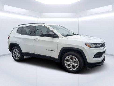 Used 2024 Jeep Compass Latitude AWD/4WD image 2