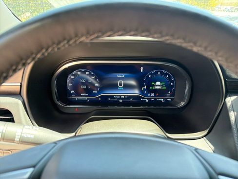 Used 2024 Chevrolet Suburban Z71 w/ Luxury Package AWD/4WD image 25