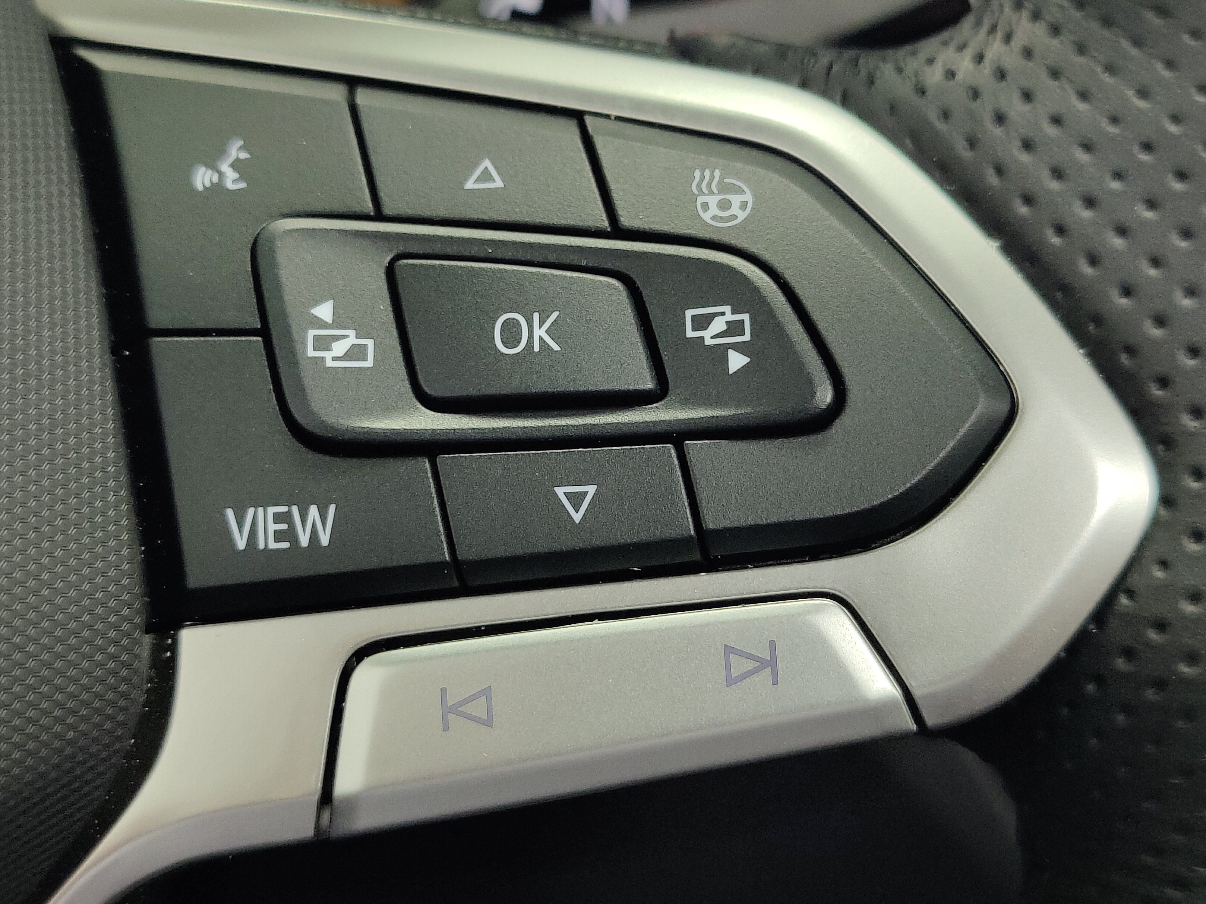 Used 2025 Volkswagen Tiguan SEL R-Line AWD/4WD image 34