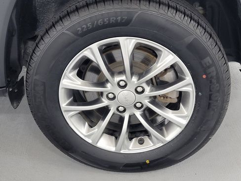 Used 2019 Jeep Cherokee Latitude Plus w/ Comfort/Convenience Group image 12