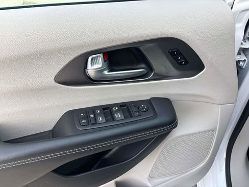 Certified 2024 Chrysler Pacifica Touring-L image 19