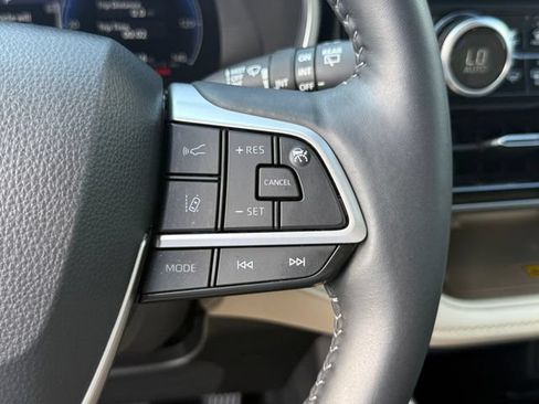 Used 2025 Toyota Highlander Limited AWD/4WD image 15