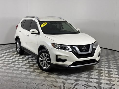 Used 2018 Nissan Rogue SV w/ Premium Package FWD image 2