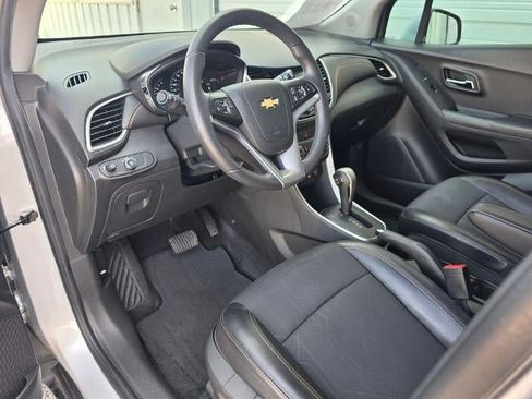 Used 2017 Chevrolet Trax LT w/ LT Convenience Package FWD image 12