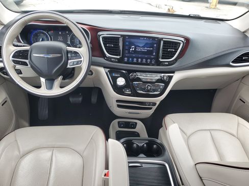 Used 2019 Chrysler Pacifica Limited w/ Tire & Wheel Group FWD image 13