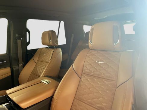 Used 2023 Cadillac Escalade Premium Luxury AWD/4WD image 20