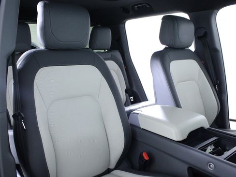 Used 2023 Land Rover Defender 130 X-Dynamic SE image 18