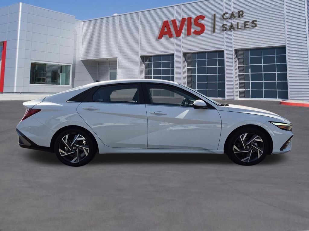 Used 2025 Hyundai Elantra SEL FWD image 5