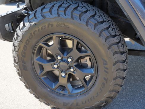 Used 2019 Jeep Wrangler Unlimited Sahara w/ Quick Order Package 24M Moab AWD/4WD image 15