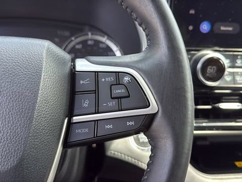 Used 2023 Toyota Highlander XLE FWD image 22