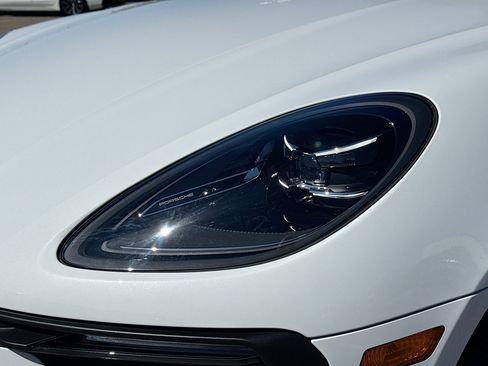 Used 2025 Porsche Macan image 9