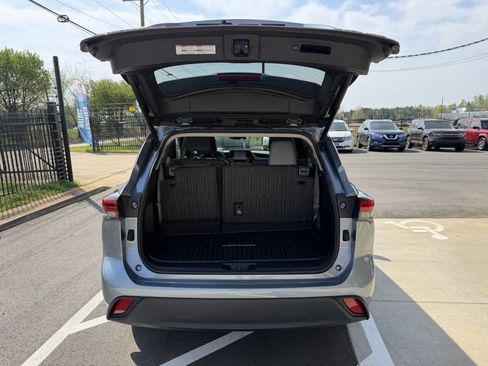 Used 2022 Toyota Highlander XLE image 11
