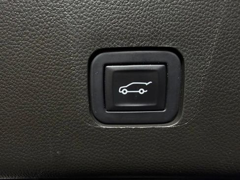 Used 2023 Chevrolet Traverse LT FWD image 13