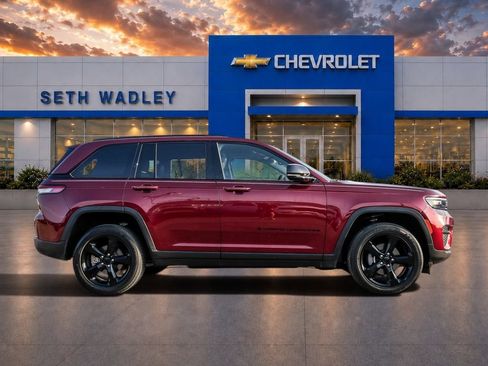 Used 2023 Jeep Grand Cherokee Altitude AWD/4WD image 8