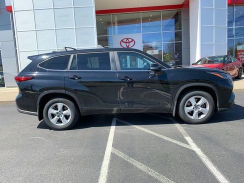 Used 2023 Toyota Highlander AWD image 2