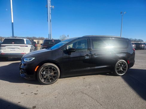 New 2026 Chrysler Pacifica Limited image 1