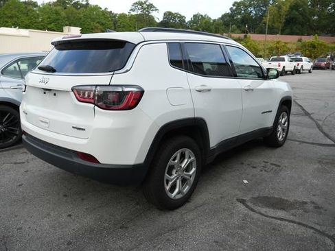 Used 2024 Jeep Compass Latitude AWD/4WD image 11